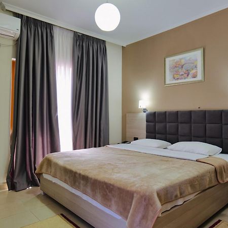 Hotel Mediterrane Sarande Bagian luar foto