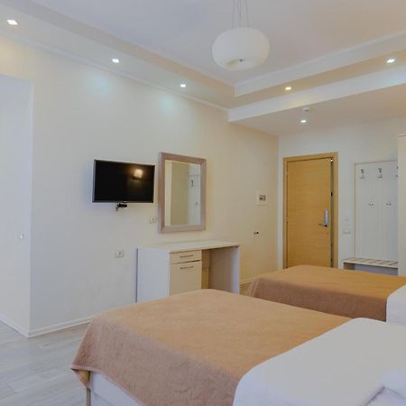 Hotel Mediterrane Sarande Bagian luar foto
