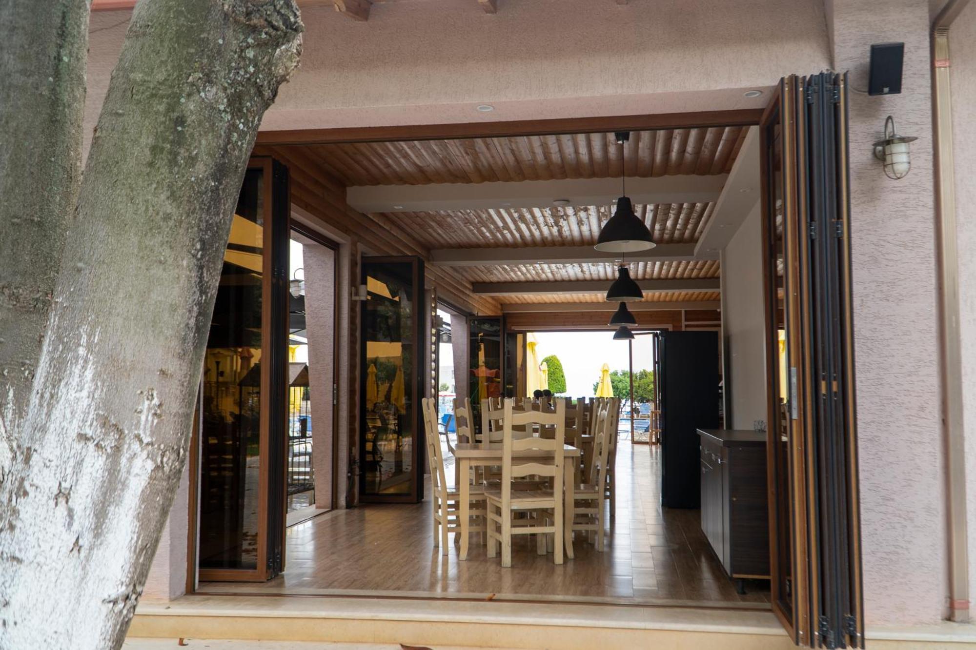 Hotel Mediterrane Sarande Bagian luar foto