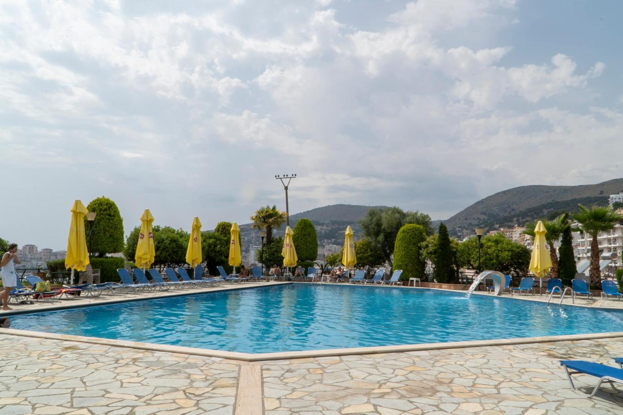 Hotel Mediterrane Sarande Bagian luar foto