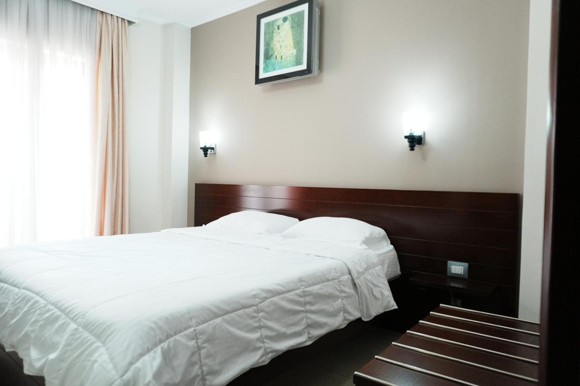 Hotel Mediterrane Sarande Bagian luar foto