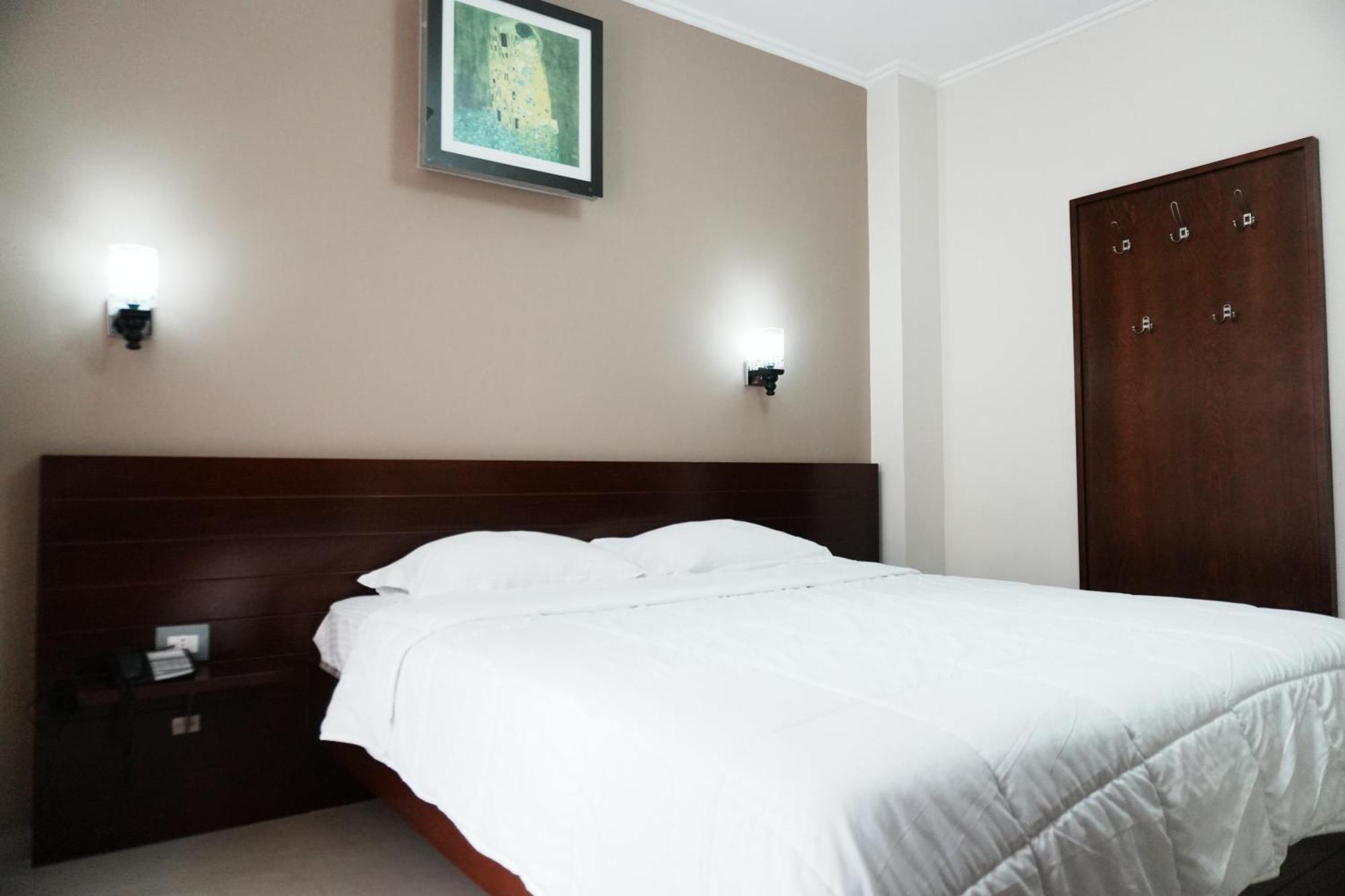 Hotel Mediterrane Sarande Bagian luar foto