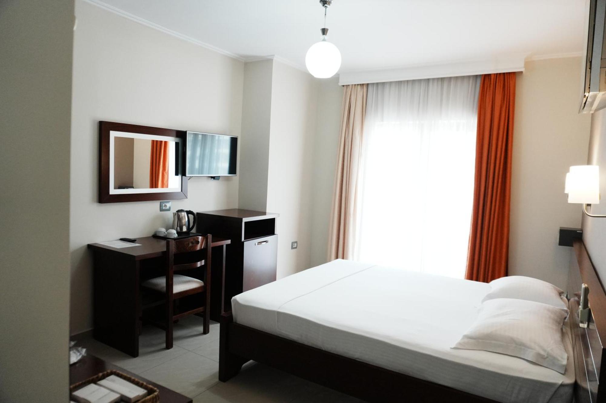 Hotel Mediterrane Sarande Bagian luar foto