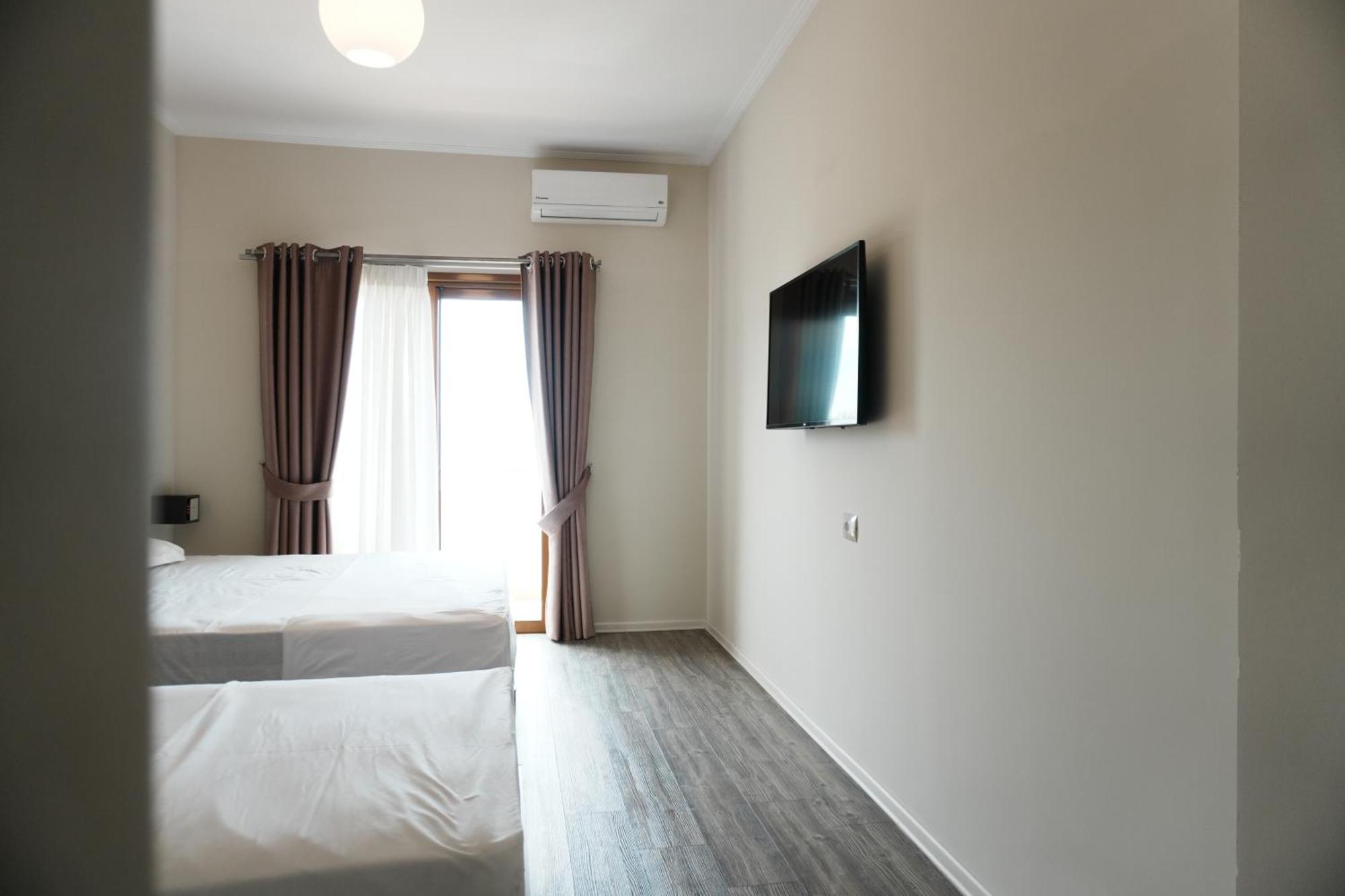 Hotel Mediterrane Sarande Bagian luar foto