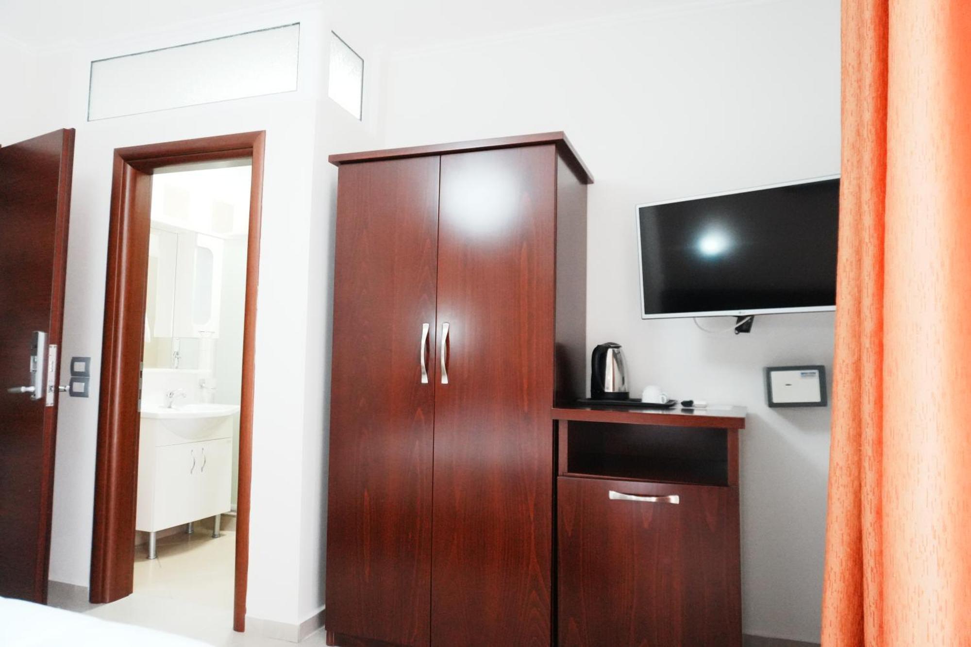 Hotel Mediterrane Sarande Bagian luar foto