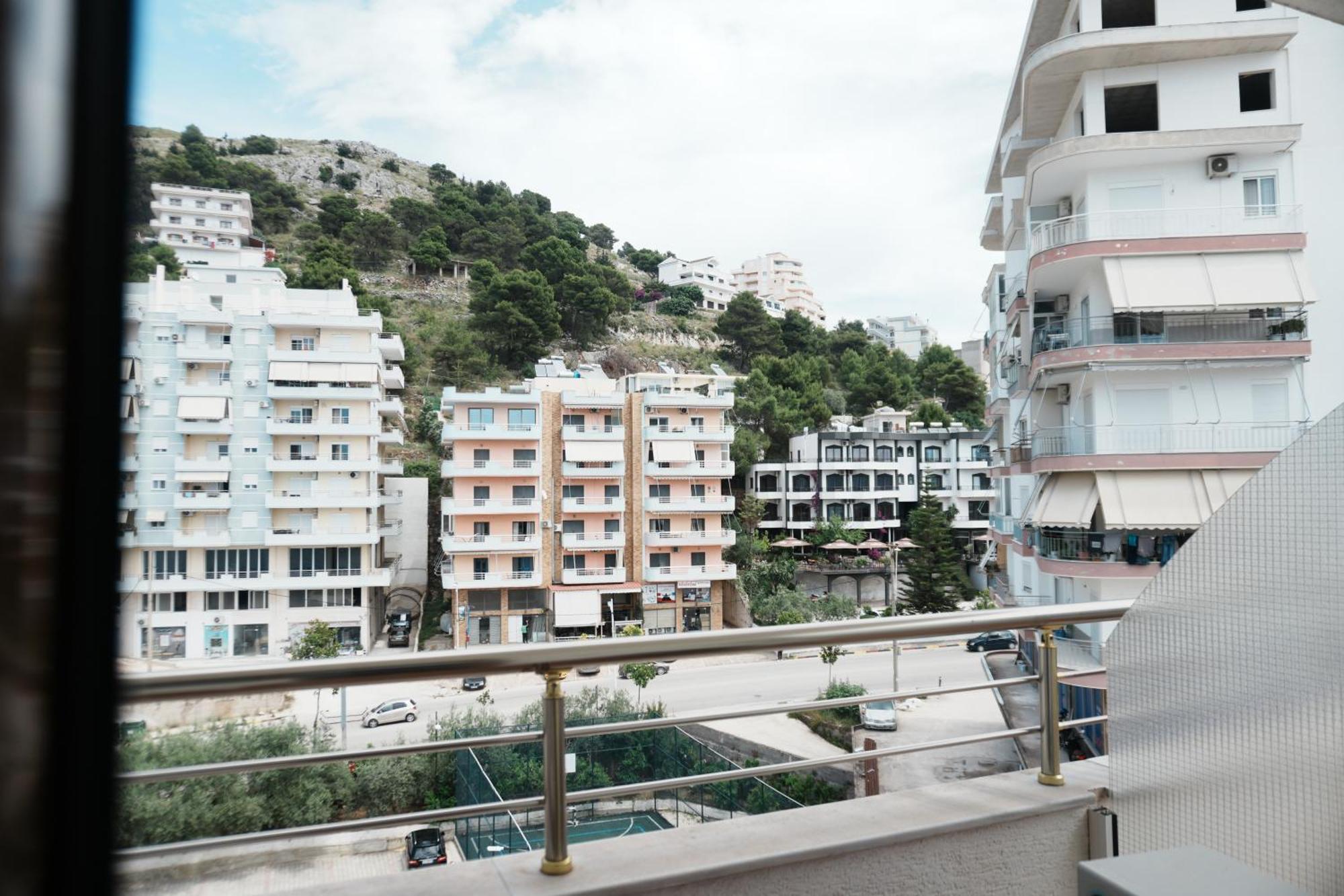 Hotel Mediterrane Sarande Bagian luar foto