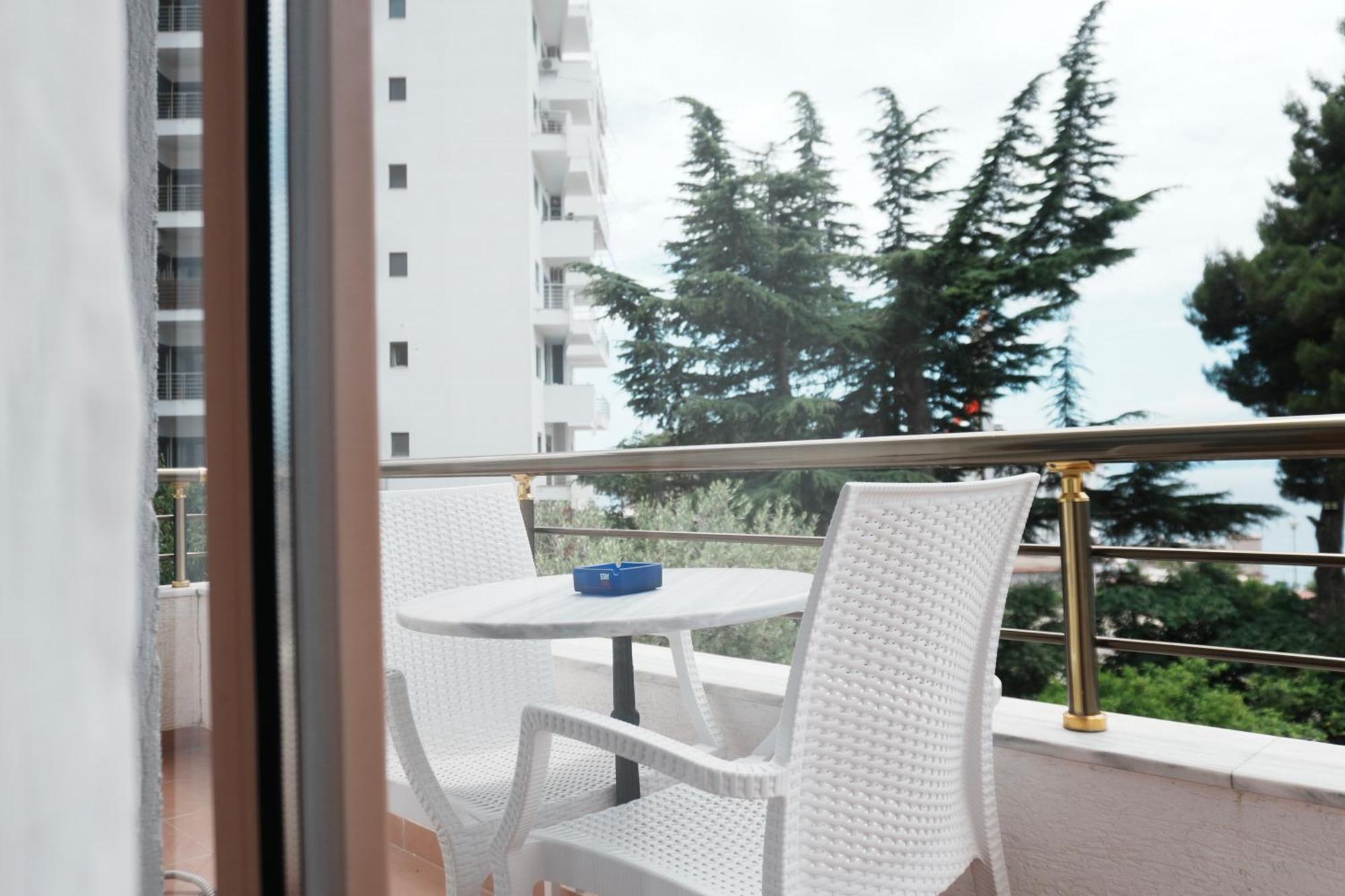 Hotel Mediterrane Sarande Bagian luar foto