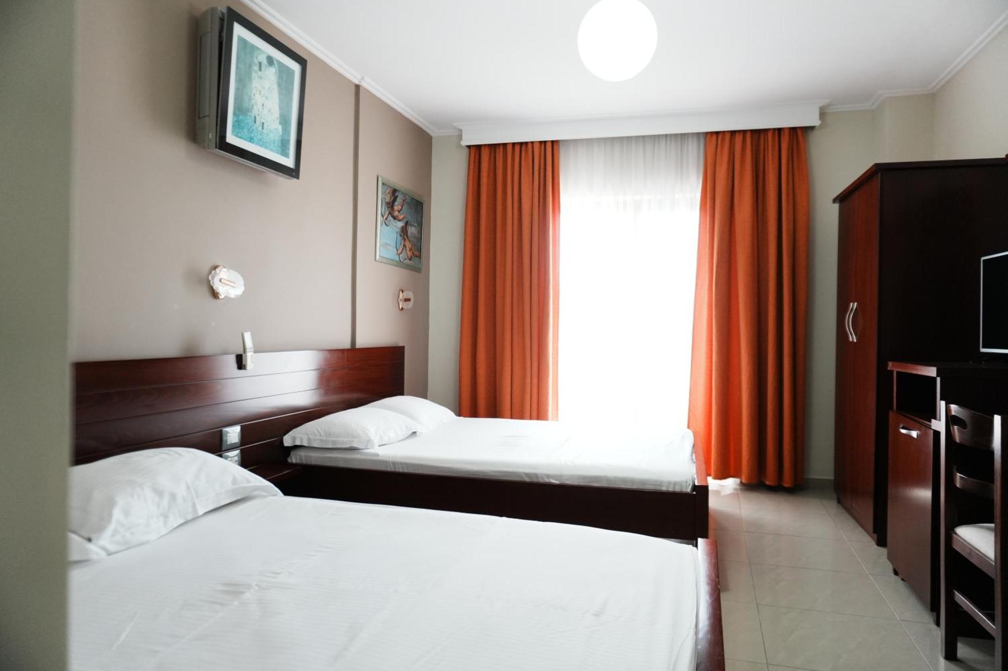 Hotel Mediterrane Sarande Bagian luar foto