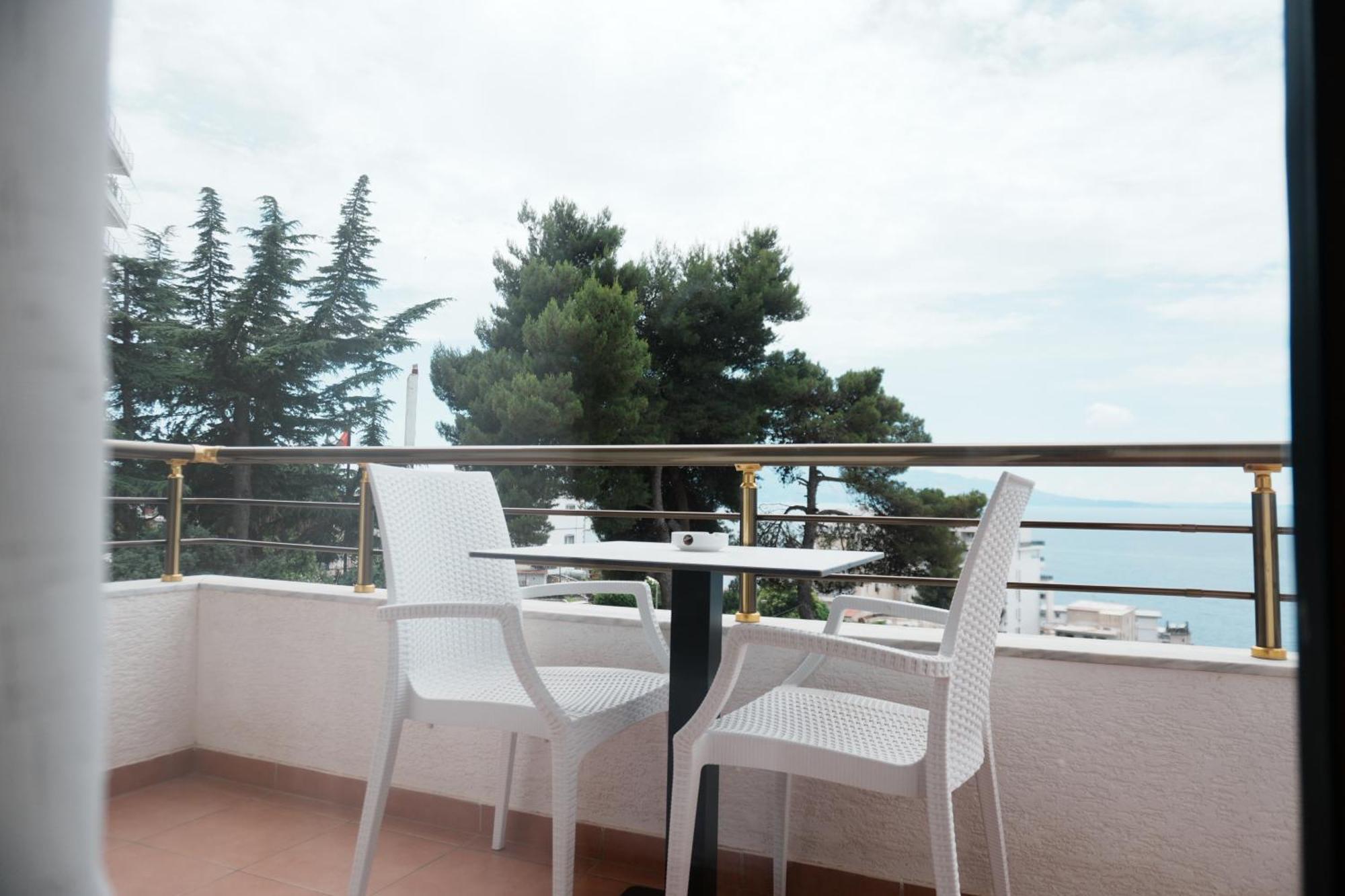Hotel Mediterrane Sarande Bagian luar foto