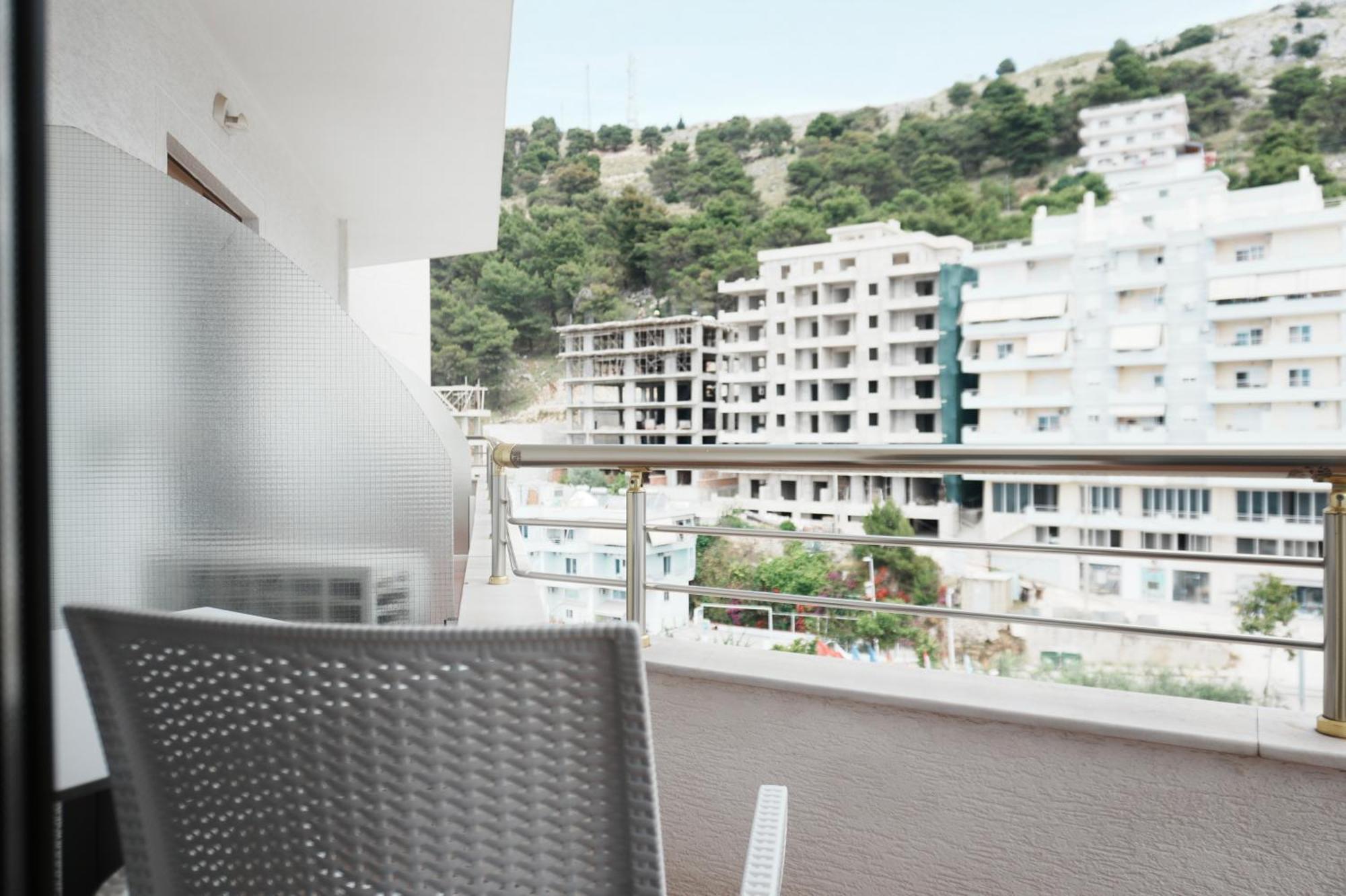 Hotel Mediterrane Sarande Bagian luar foto