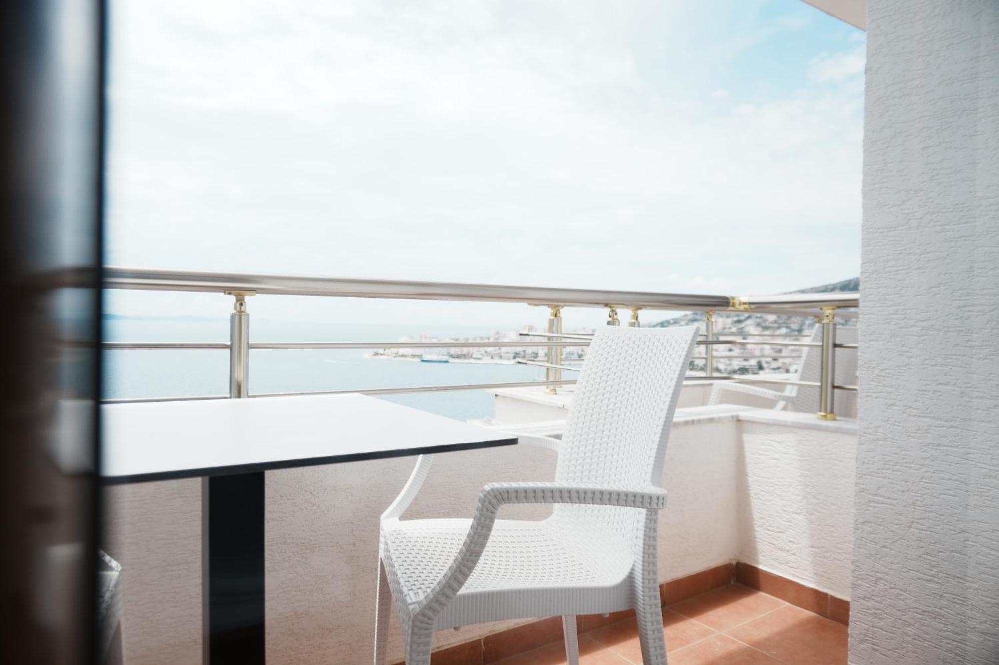 Hotel Mediterrane Sarande Bagian luar foto