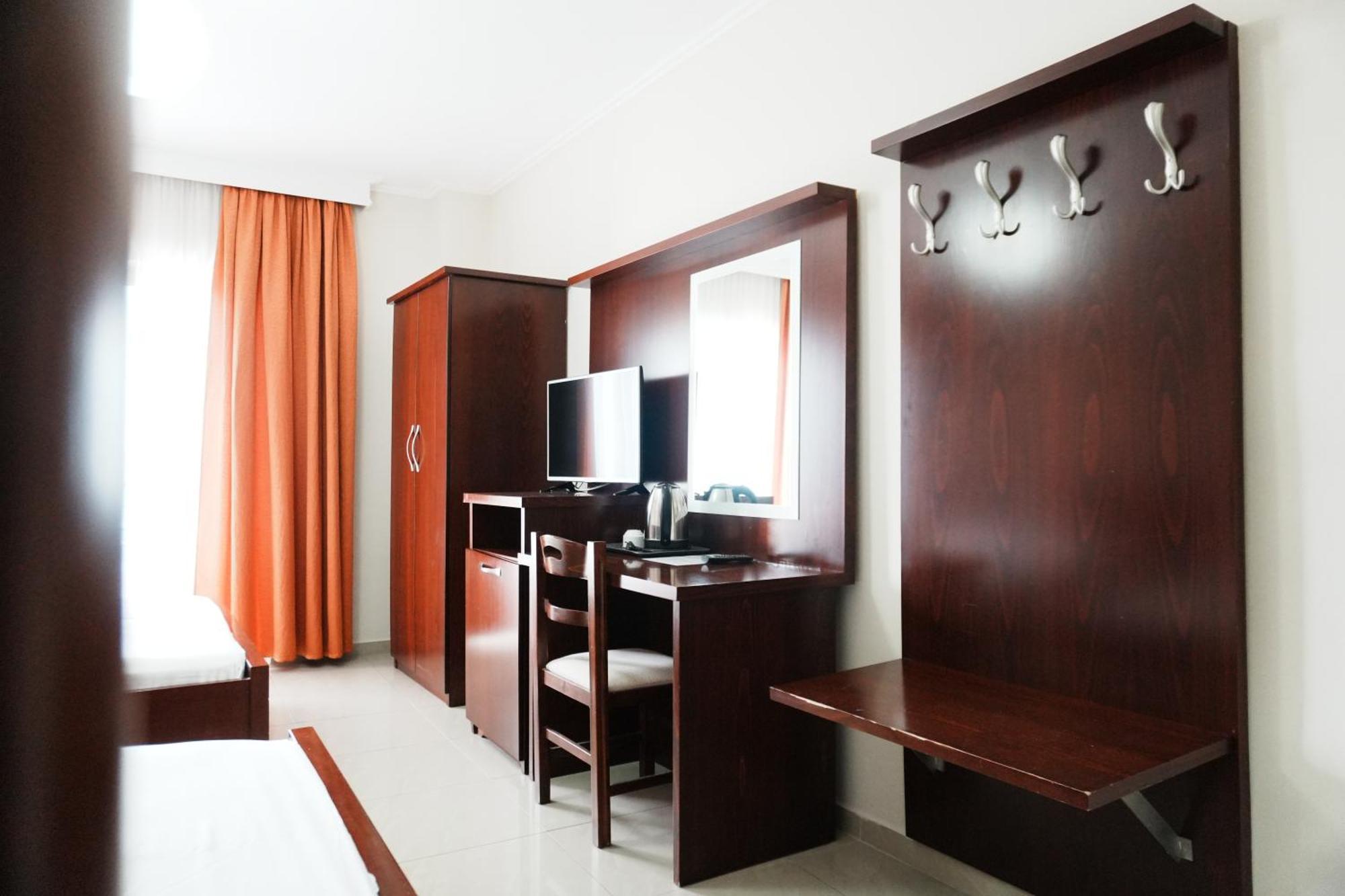 Hotel Mediterrane Sarande Bagian luar foto