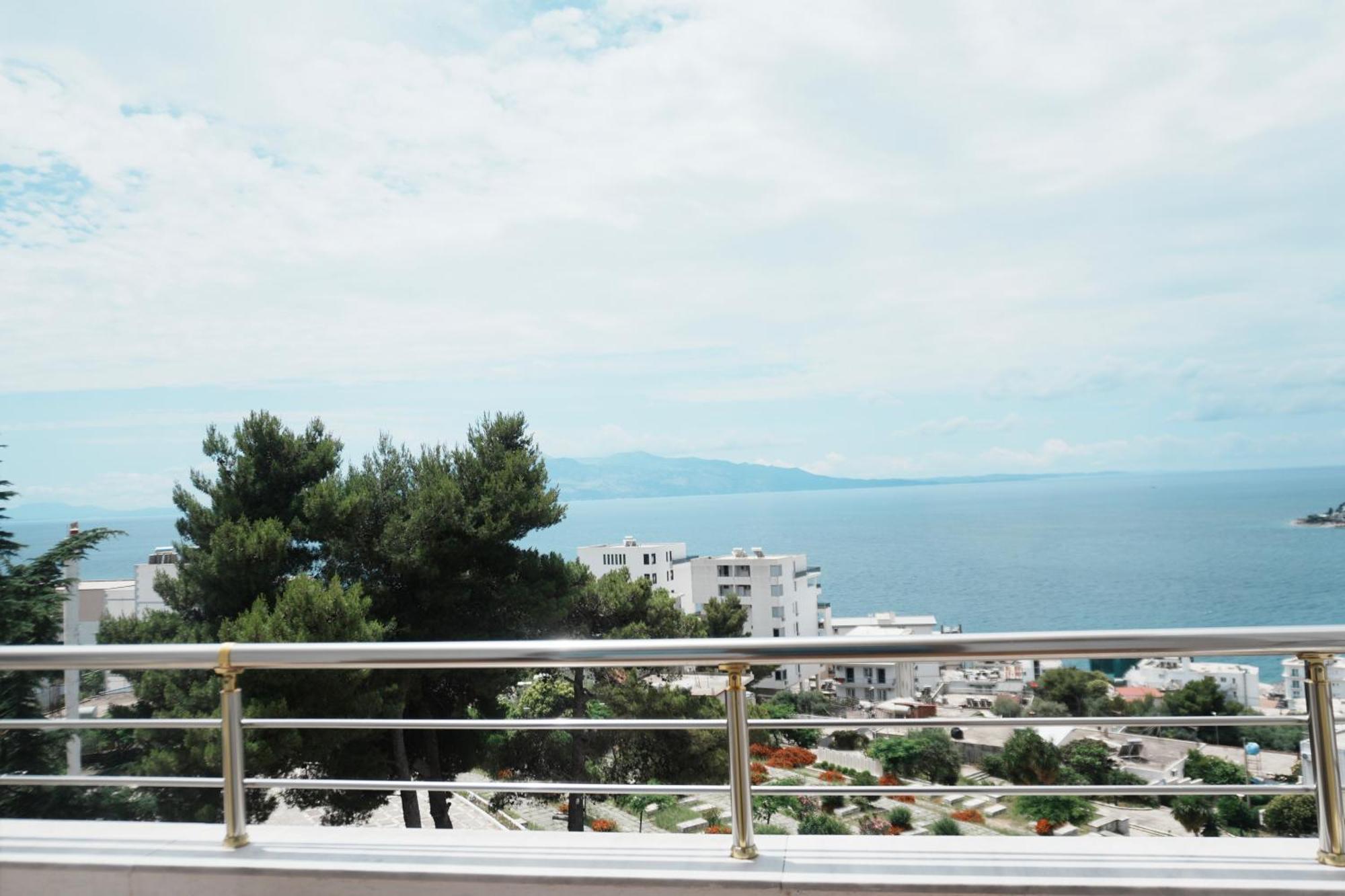 Hotel Mediterrane Sarande Bagian luar foto