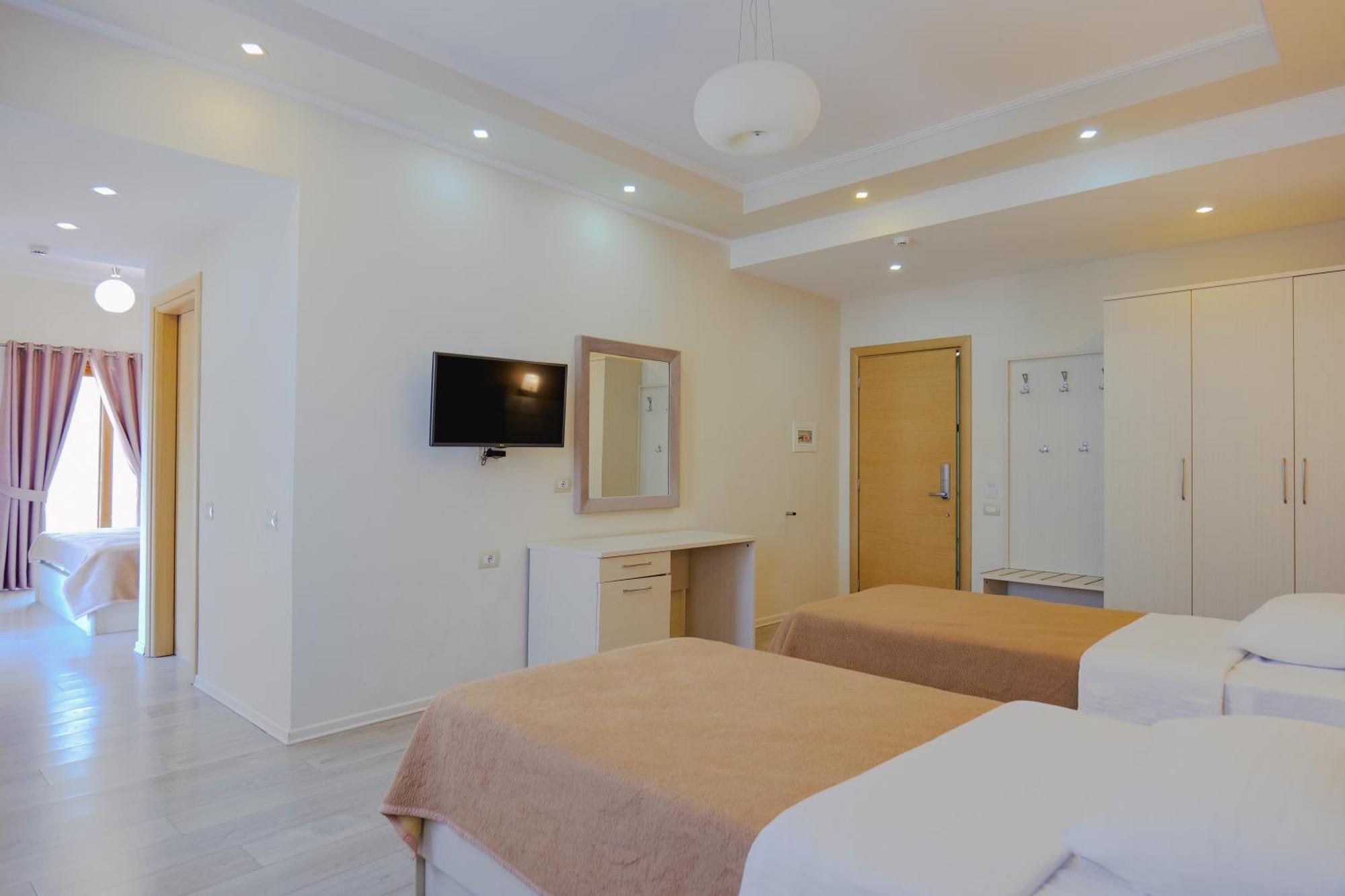 Hotel Mediterrane Sarande Bagian luar foto