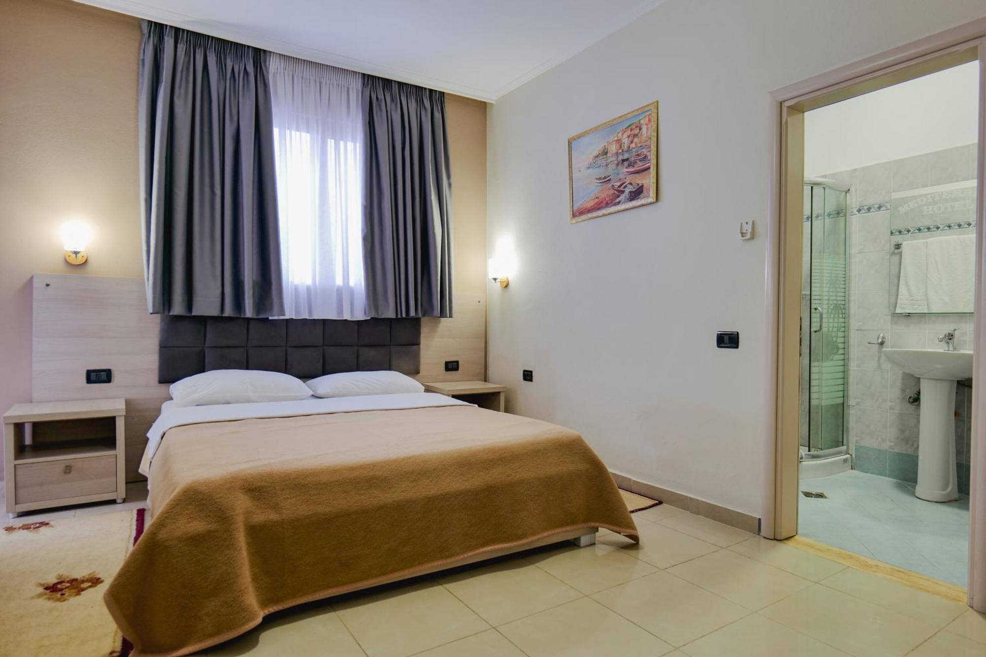 Hotel Mediterrane Sarande Bagian luar foto