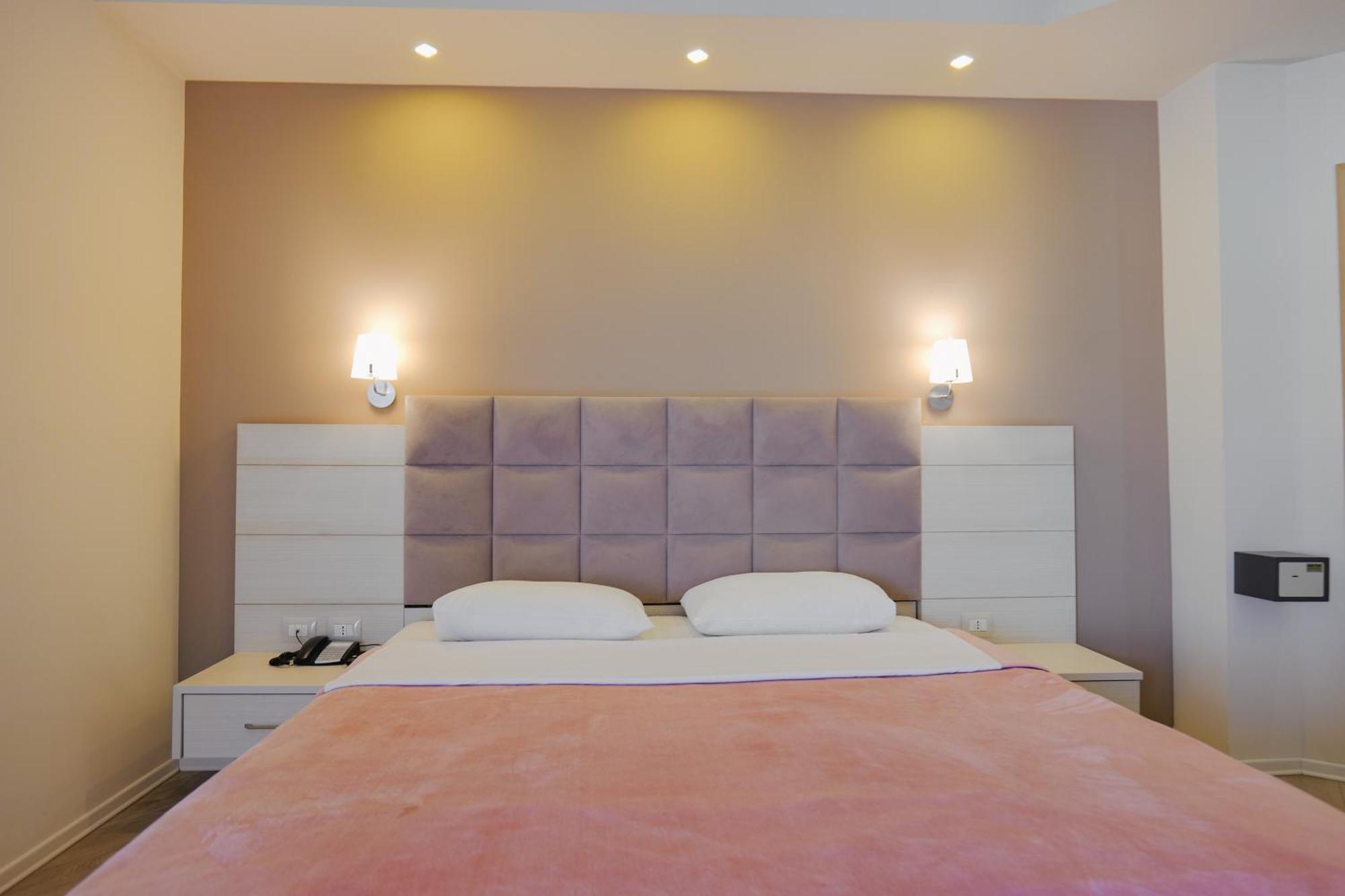 Hotel Mediterrane Sarande Bagian luar foto