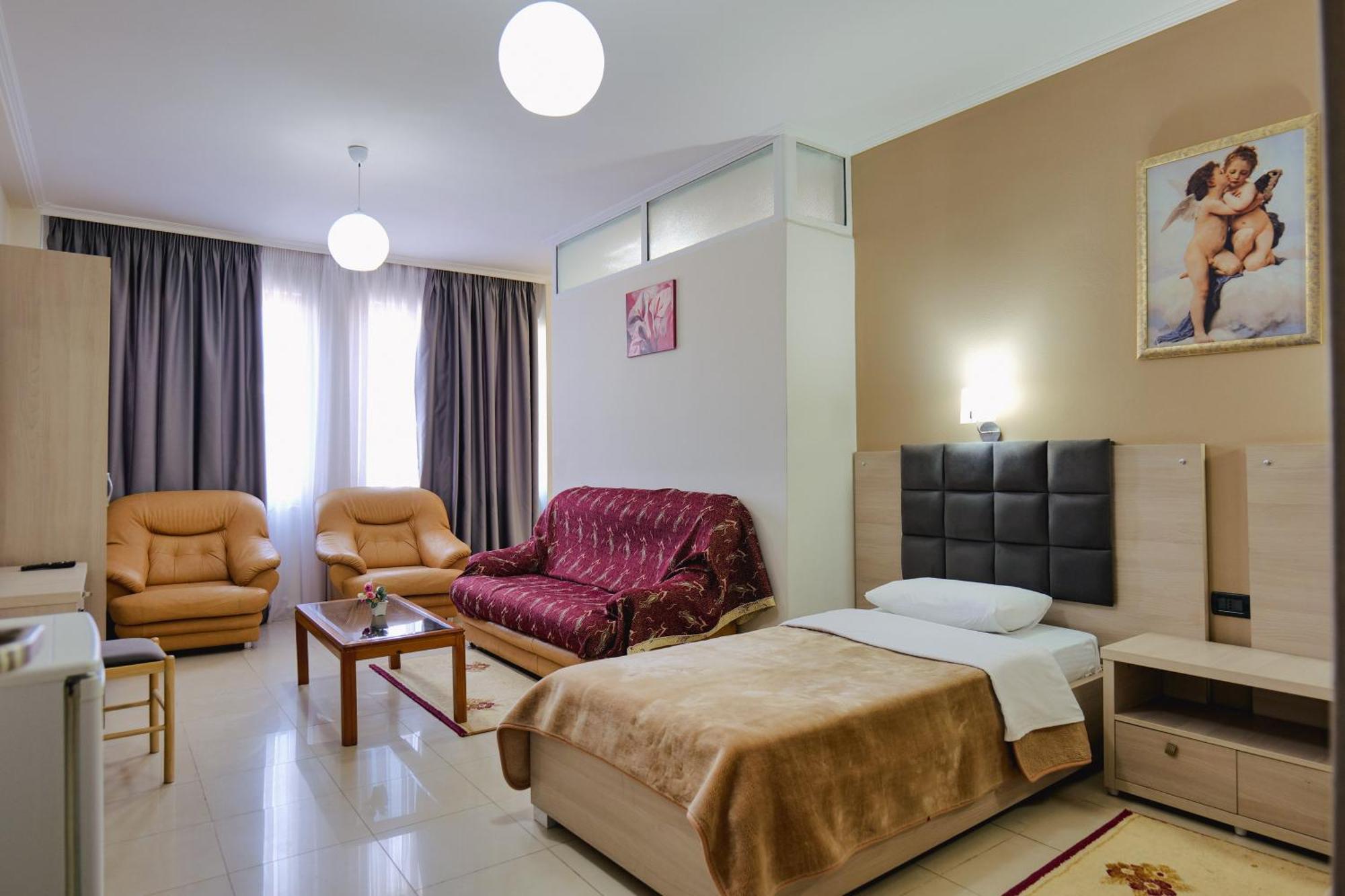 Hotel Mediterrane Sarande Bagian luar foto