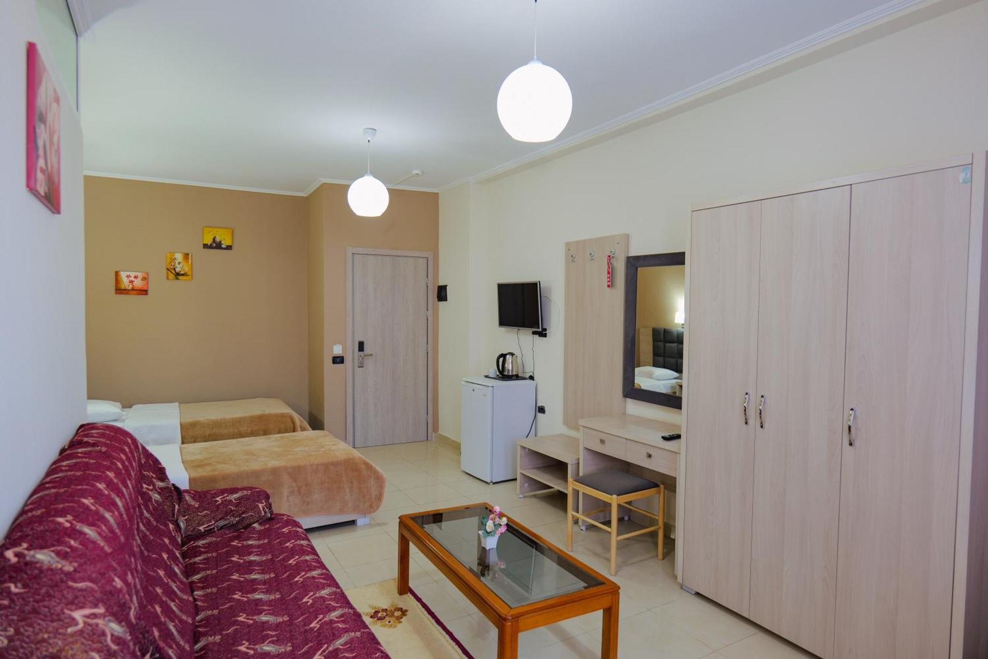 Hotel Mediterrane Sarande Bagian luar foto