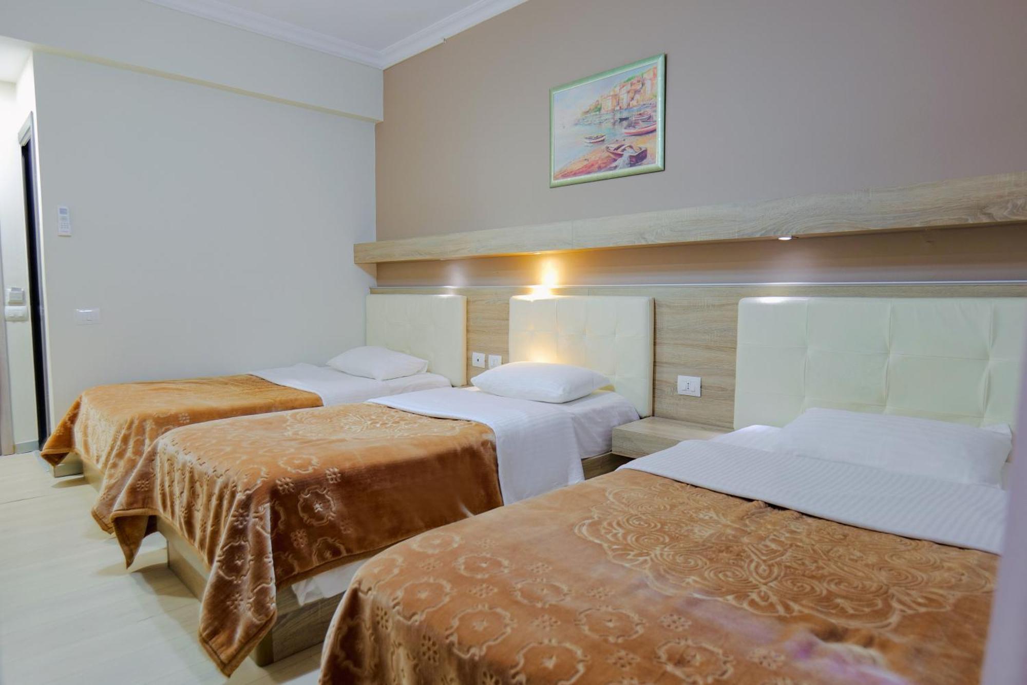 Hotel Mediterrane Sarande Bagian luar foto