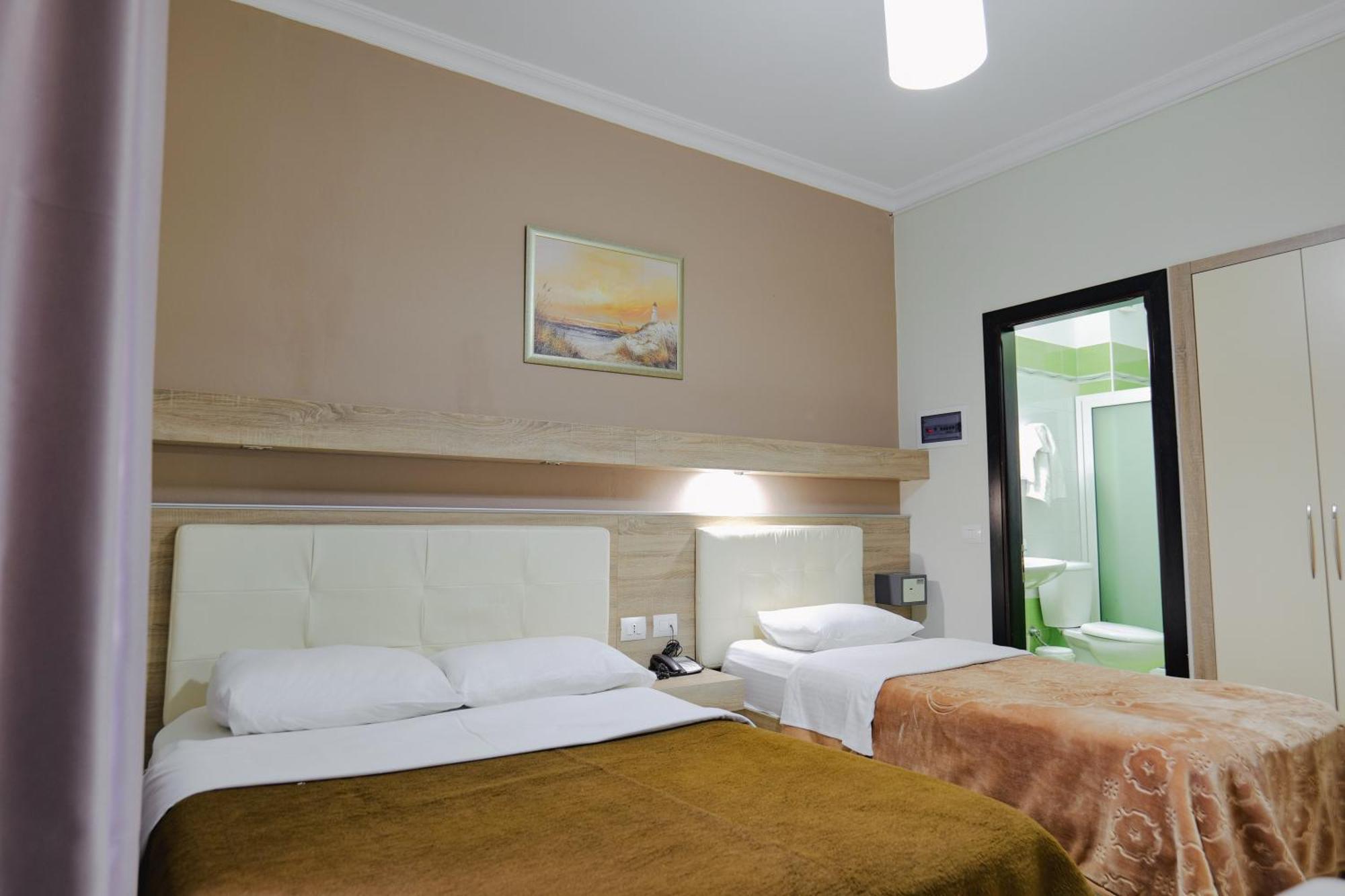 Hotel Mediterrane Sarande Bagian luar foto