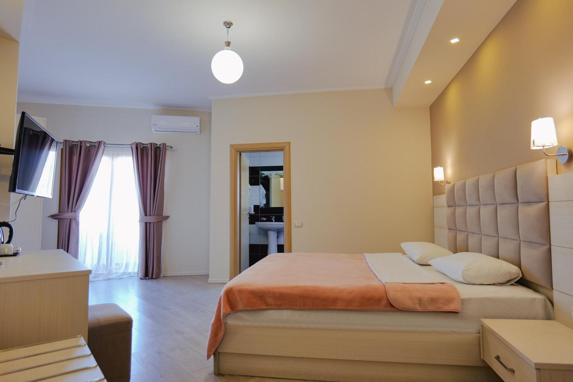 Hotel Mediterrane Sarande Bagian luar foto