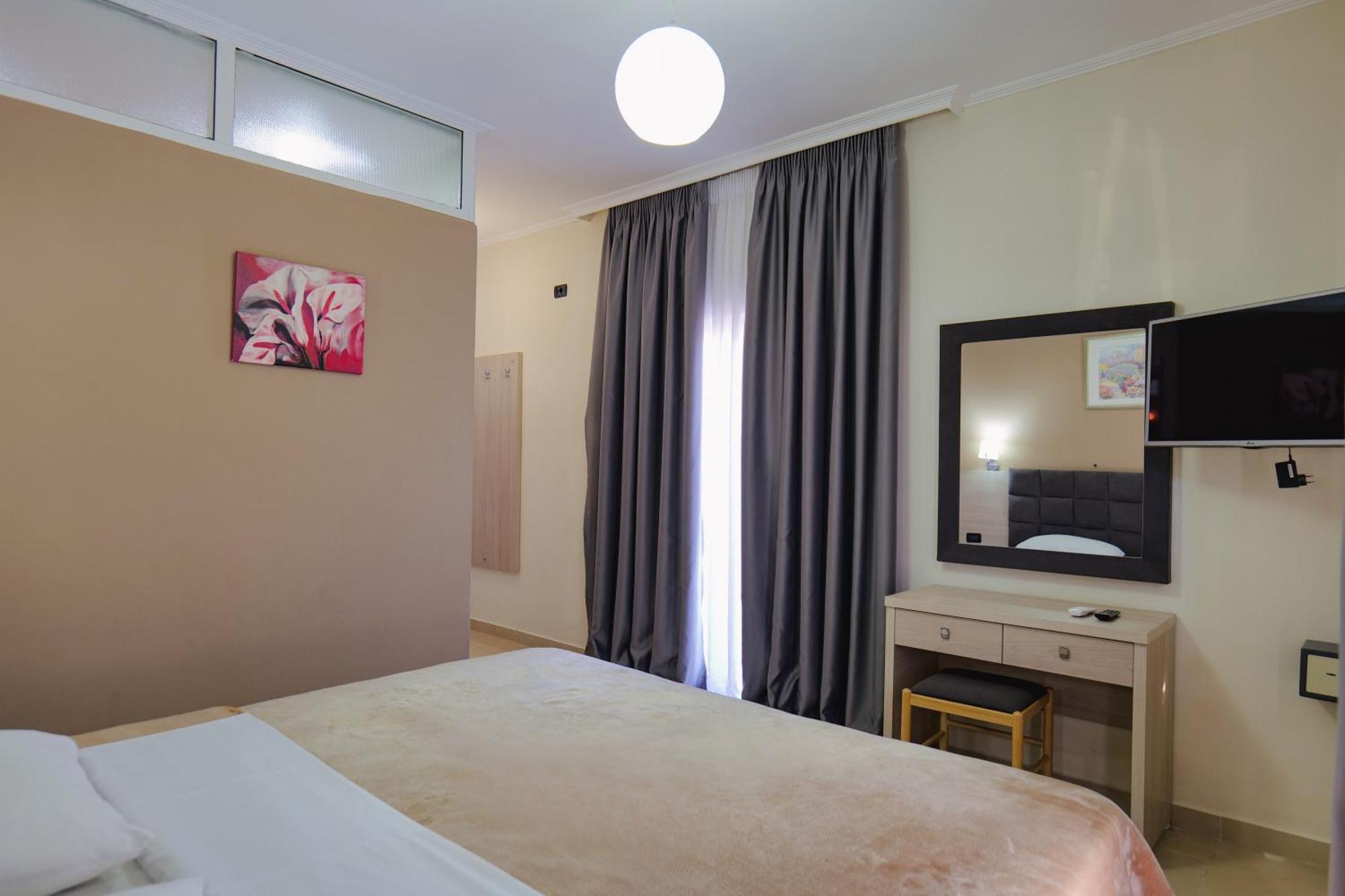 Hotel Mediterrane Sarande Bagian luar foto