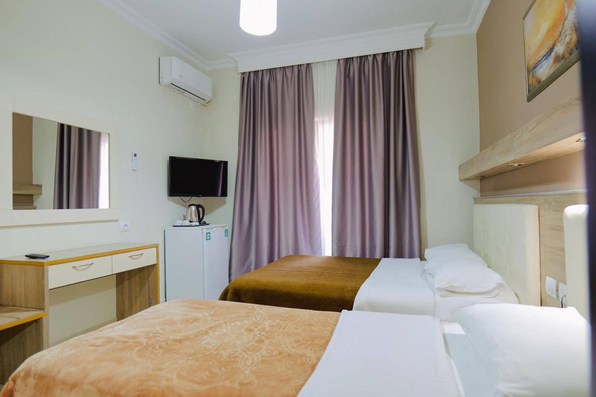 Hotel Mediterrane Sarande Bagian luar foto