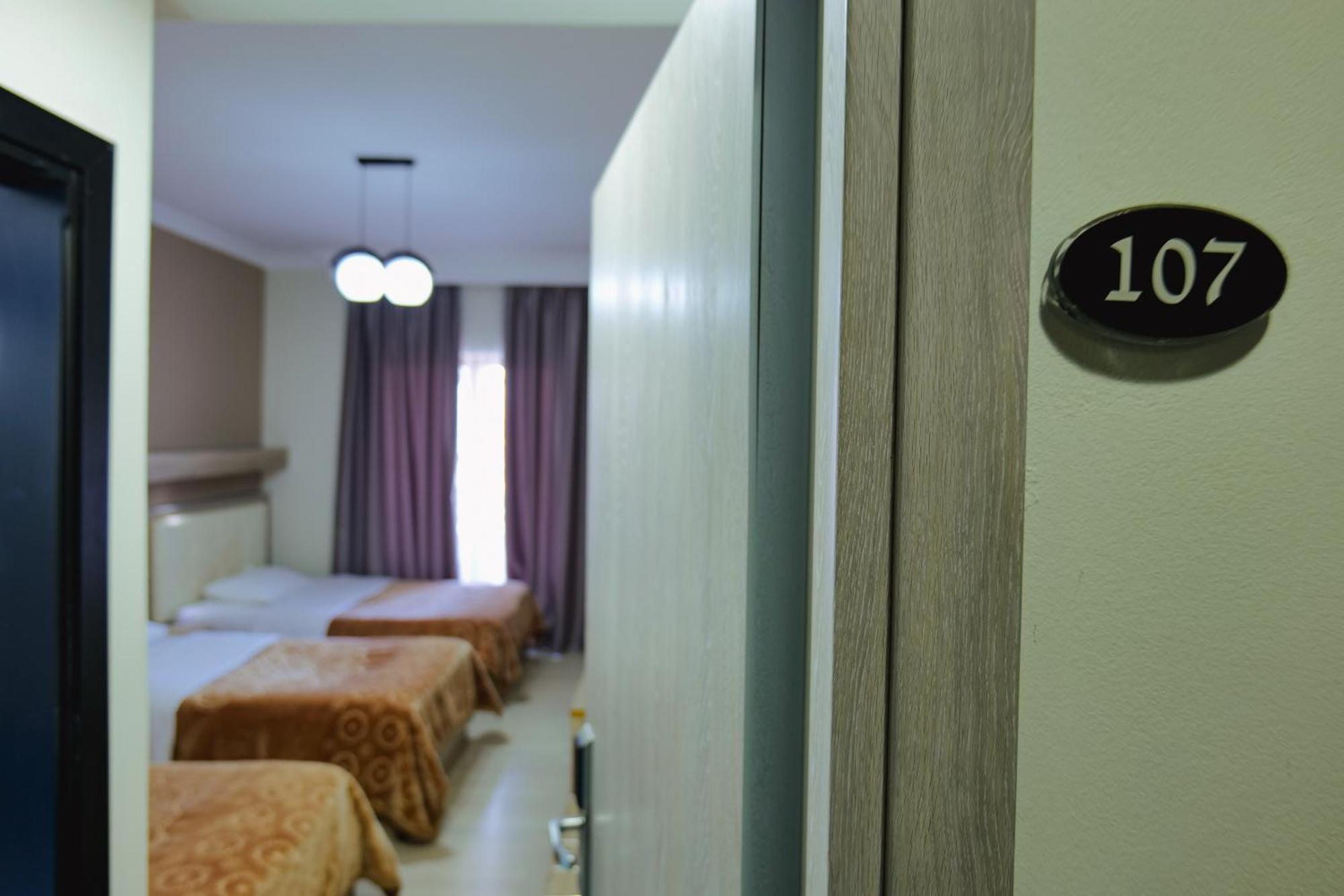 Hotel Mediterrane Sarande Bagian luar foto