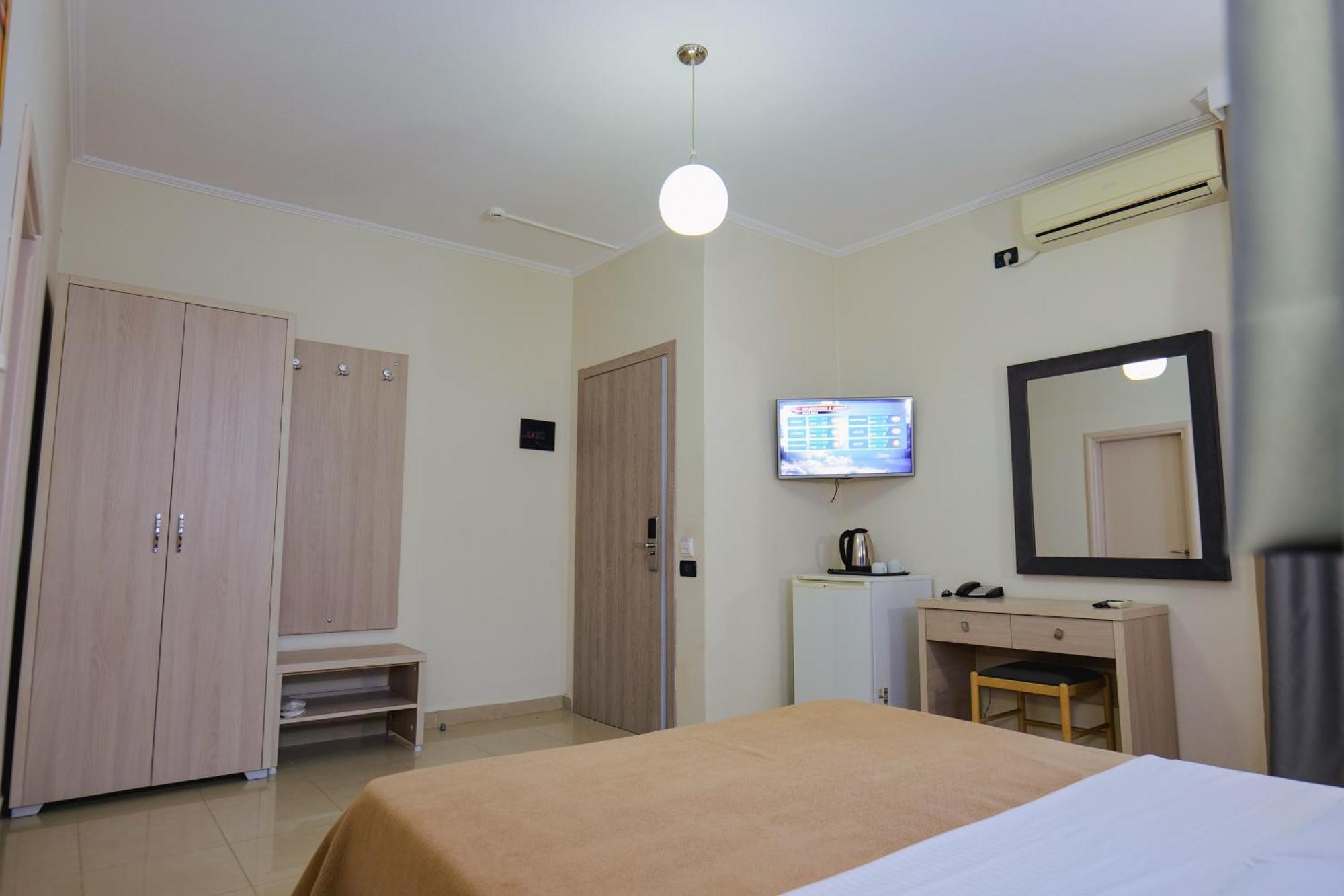 Hotel Mediterrane Sarande Bagian luar foto
