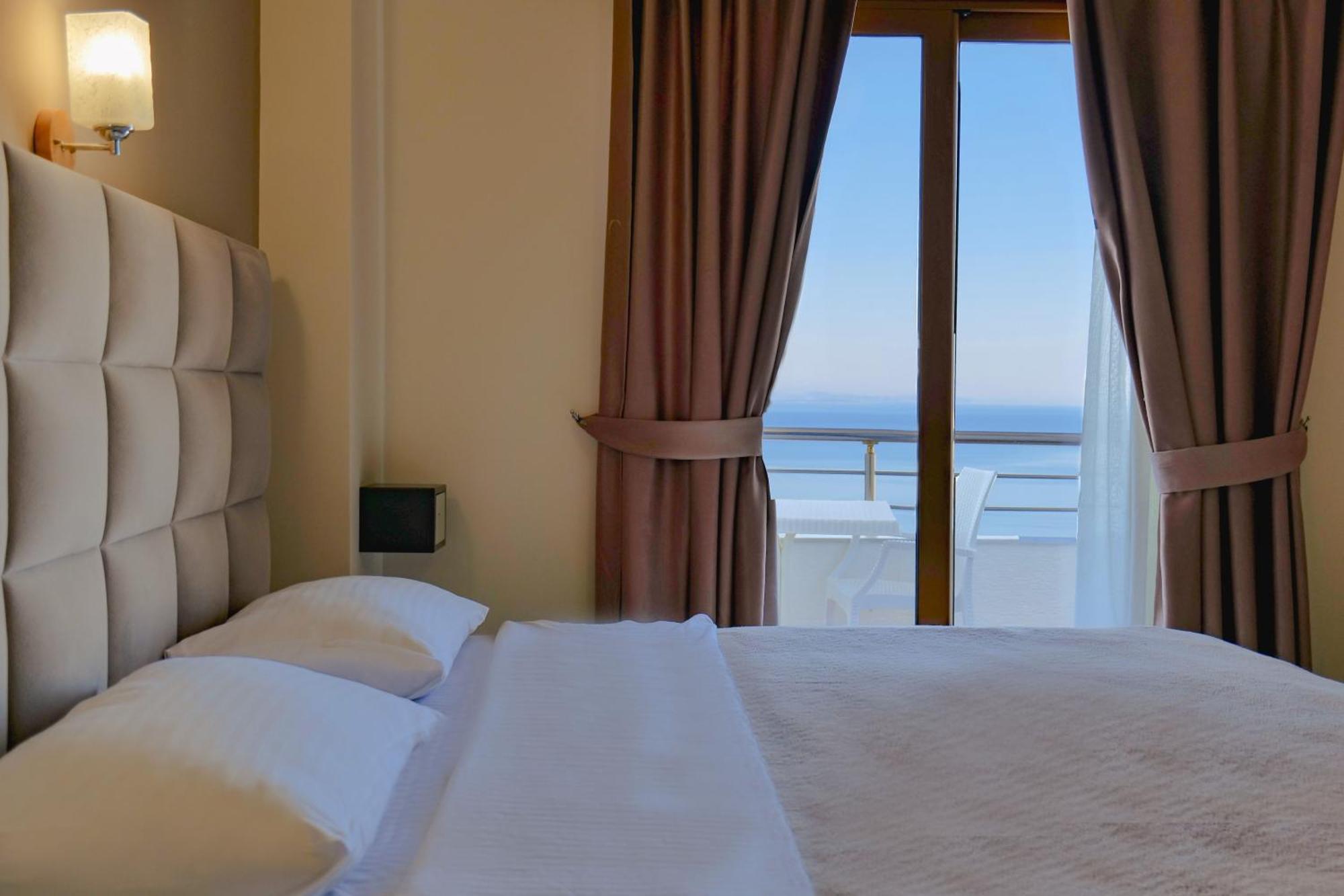 Hotel Mediterrane Sarande Bagian luar foto