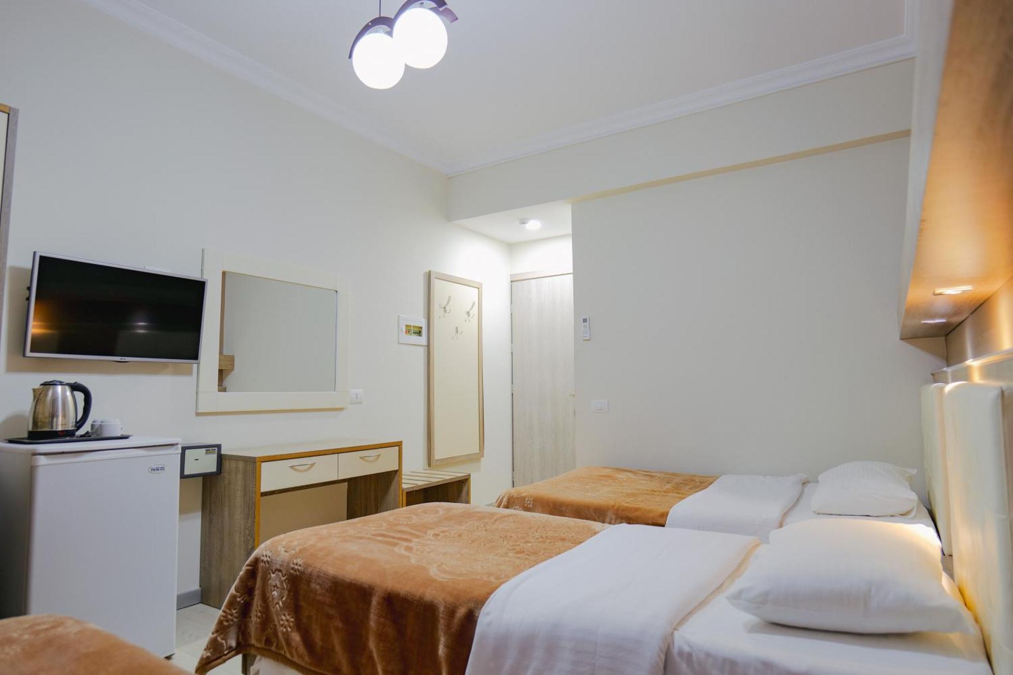 Hotel Mediterrane Sarande Bagian luar foto