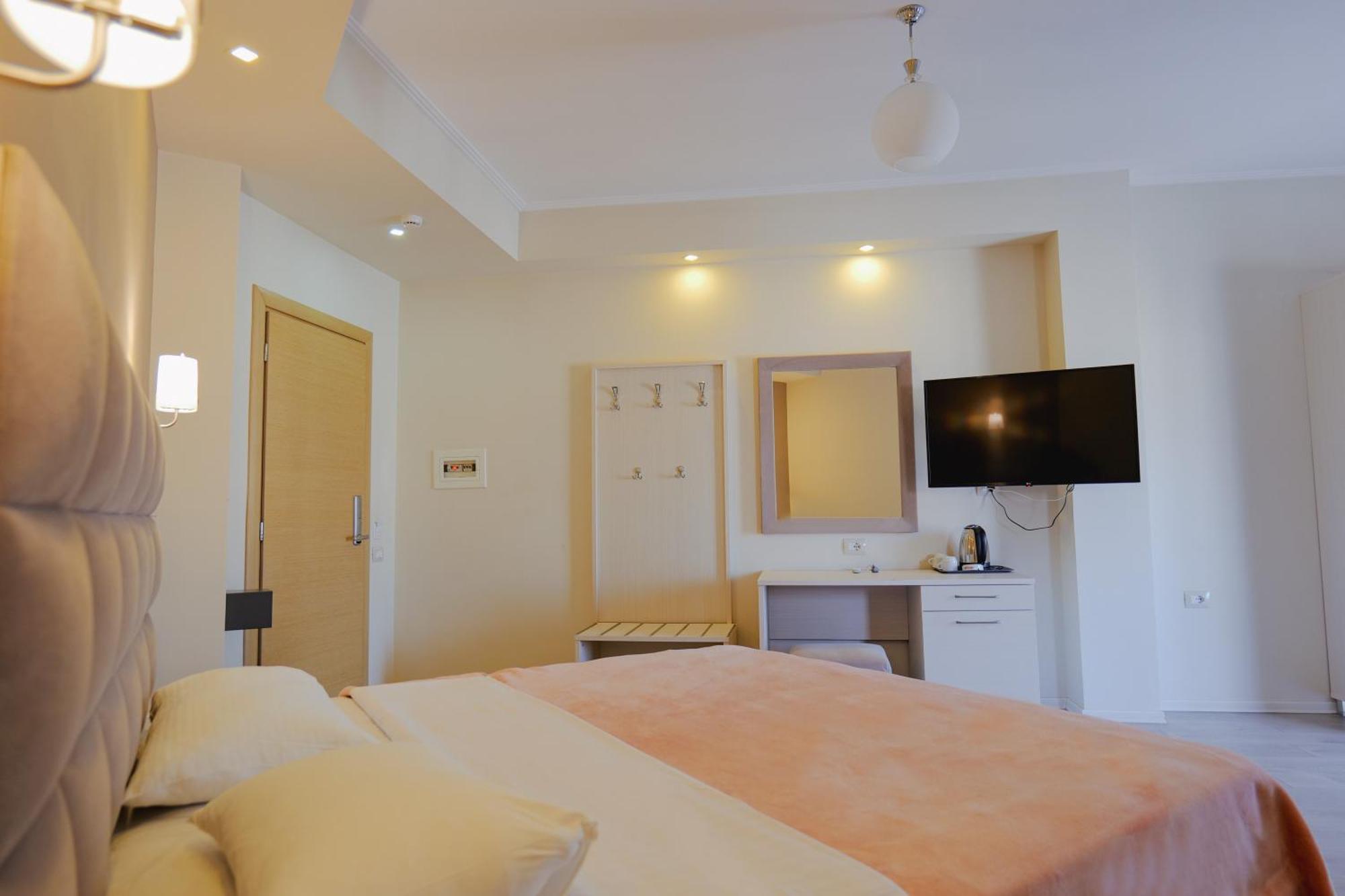 Hotel Mediterrane Sarande Bagian luar foto